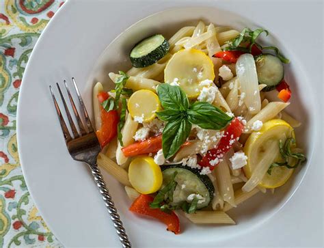 Country travel: Best ways to find farm-to-table meals & local food markets?