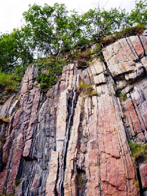 Vertical Rock Layering at Traigh Allt... © Heather Holdridge cc-by-sa/2 ...