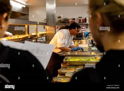 Behind the scenes in a restaurant kitchen Stock Photo - Alamy