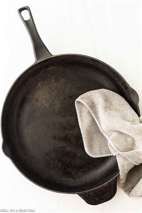 How to Restore Cast Iron Skillet - grillonadime.com