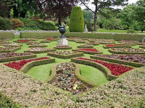 26 Classic Formal Garden Design Ideas You Cannot Miss | SharonSable