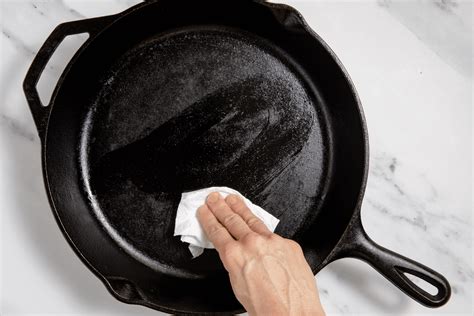 How to Use Cast Iron Skillet: Essential Tips for Chefs