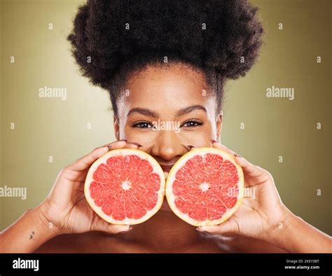 Natural cosmetic product grapefruit hi-res stock photography and images ...