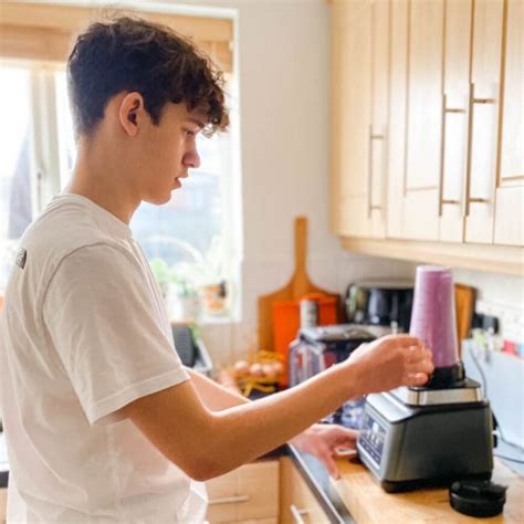 How to get kids helping in the kitchen - Mum In The Madhouse