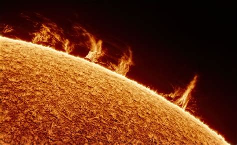 Astrophotographer captures stunningly detailed photos of our 'fuzzy ...
