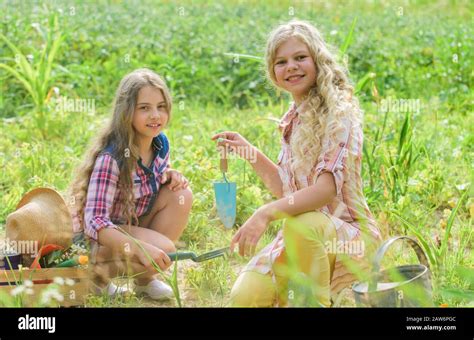 Children planting vegetables hi-res stock photography and images - Alamy