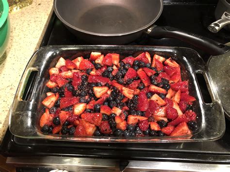 BERRY CRUMBLE DESSERT – Tasty Panda