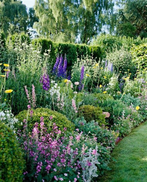 How to Create an English Cottage Garden - Girl Who Travels the World ...
