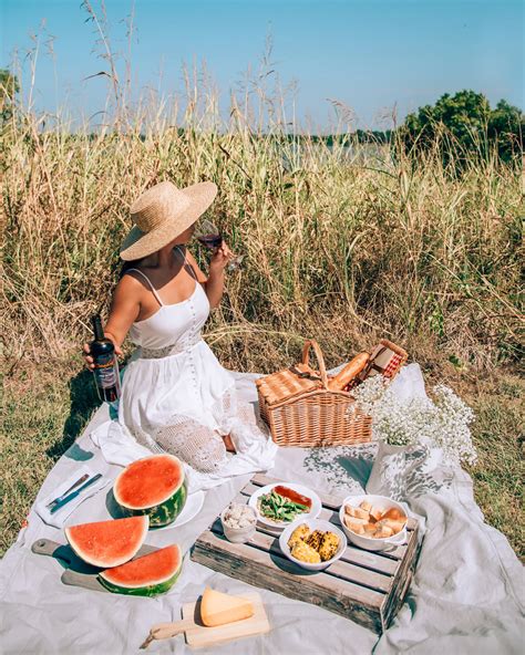 How to Create An Aesthetic Picnic for Instagram (+ Photo Inspo!)