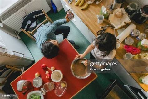 Messy Blender Kitchen Photos and Premium High Res Pictures - Getty Images
