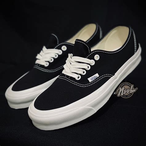 Vans Black And White Authentic