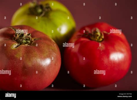 ripe heirloom tomatoes Stock Photo - Alamy