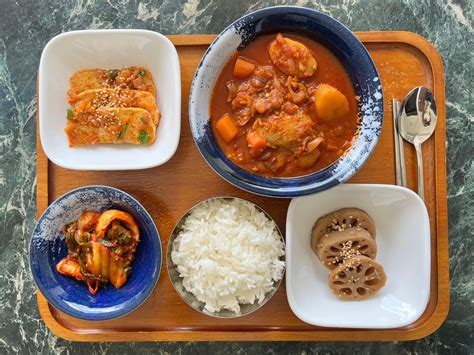 What authentic “country life” or “homemade food” BTS builds genuine trust?