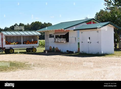 Roadside Fresh Produce Stand Stock Photo - Alamy