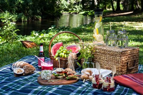 Tips and ideas for picnic food and drinks, what to pack, and the ...