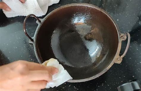 How To Season Cast Iron Cookware On Stovetop? | Everything Better