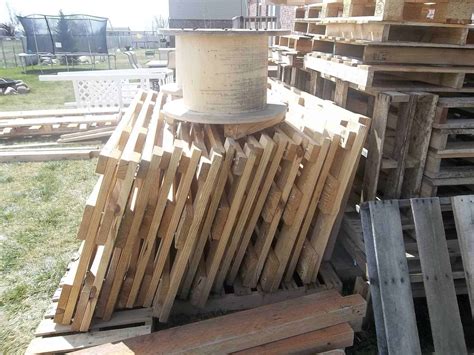 Garden Fence Made From Repurposed Pallets • 1001 Pallets