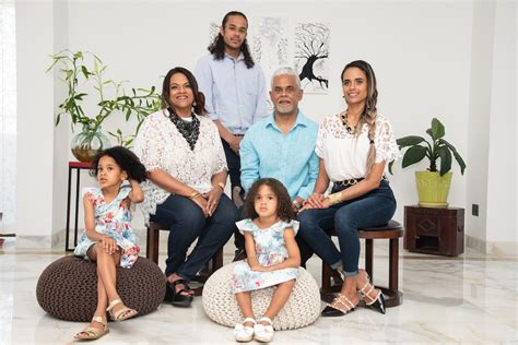 16 Family Photoshoot Poses: Natural Ways to Pose a Family