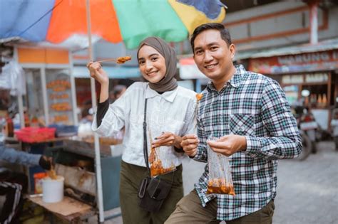 Couple Have Fun Enjoying Snacks from Street Vendor Shop Stock Photo ...