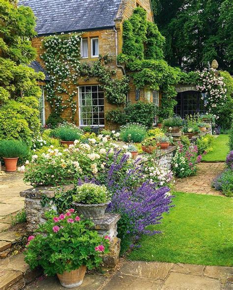 Great plant combinations and charming landscape. | English cottage ...
