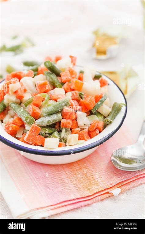 Frozen fresh vegetables hi-res stock photography and images - Alamy