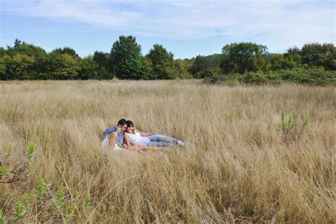 happy couple enjoying countryside picnic in long grass 12641159 Stock ...