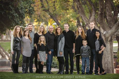 9 Simple Ways To Pose Large Groups for Portraits | Large family photos ...