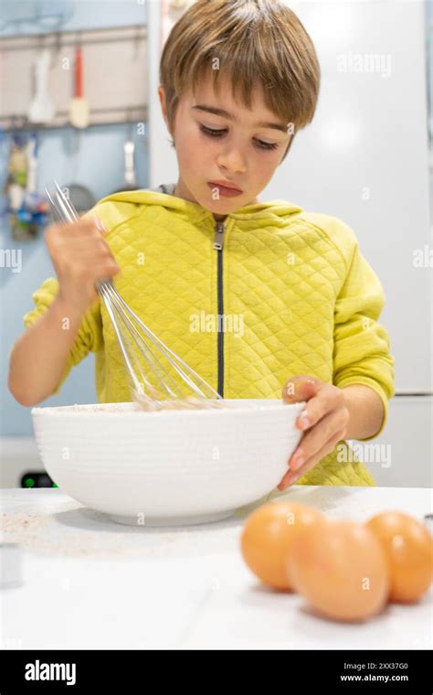 Hands stirring cake batter in bowl hi-res stock photography and images ...