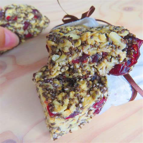 How to pack homemade snacks sustainably for rustic getaways?