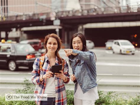 14 Tips to Actually Eat Like a Local While Traveling