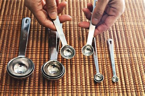 How to measure ingredients accurately with measuring spoons and cups ...