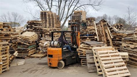 Wood Pallet Recycling Near Me [Locator Map + Guide + FAQ]
